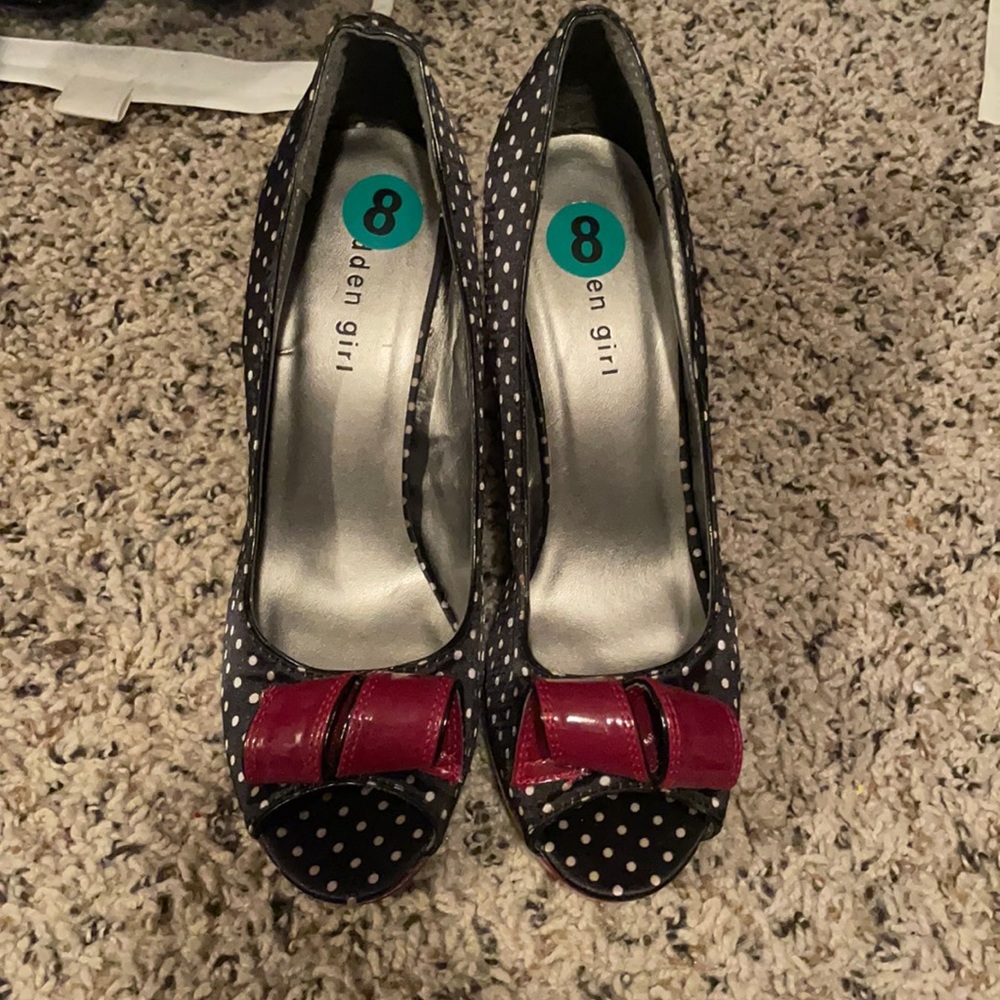 Peep toe shoes